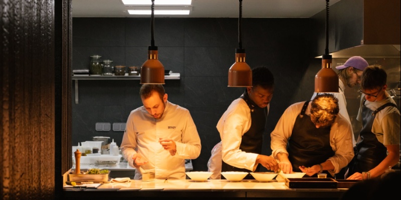 Irwin — à proximité de l'Hôtel R de Paris
