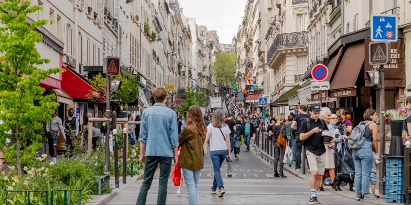 Rue des Martyrs — à proximité de l'Hôtel R de Paris